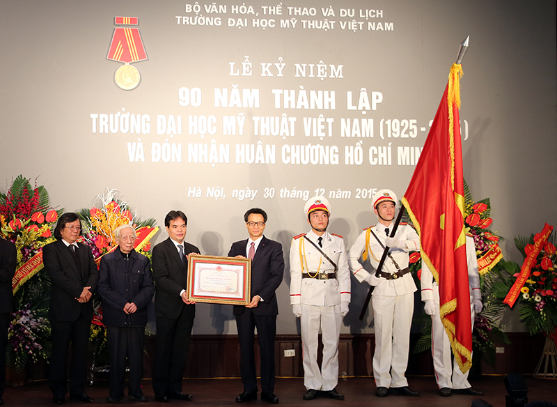 Thay mặt lãnh đạo Đảng, Nhà nước, Phó Thủ tướng Vũ Đức Đam trao Huân chương Hồ Chí Minh cho Đại học Mỹ thuật Việt Nam. Ảnh: VGP/Đình Nam